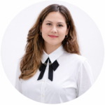 retrato talissa maeda - mulher asiática de camisa branca e cabelos longos